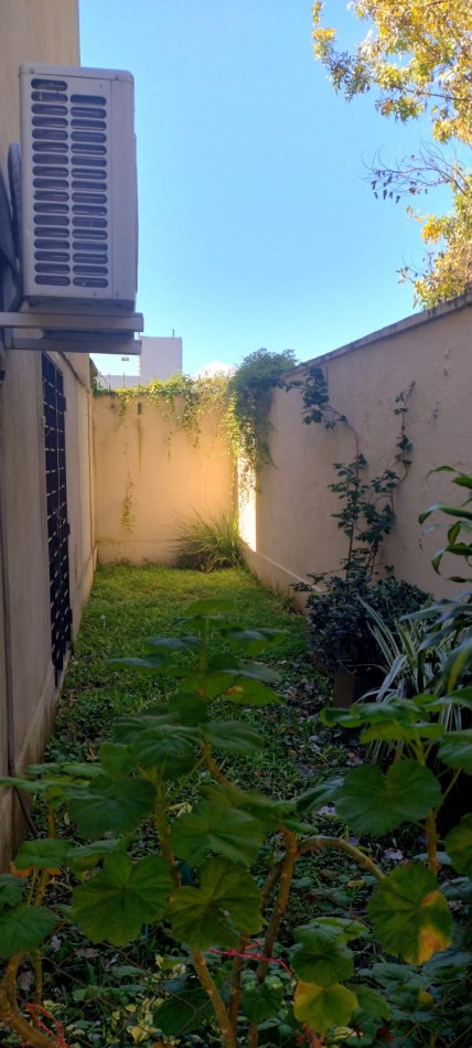 DUPLEX DE TRES DORMITORIOS CON DOS COCHERAS EN COMPLEJO CERRADO SIN EXPENSAS EN YERBA BUENA 