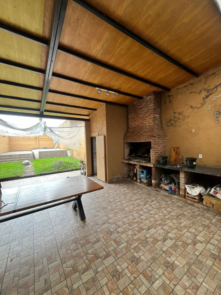CASA EN ZONA SUR SOBRE CALLE MATHEU AL 600 CON PILETA Y FONDO AMPLIO