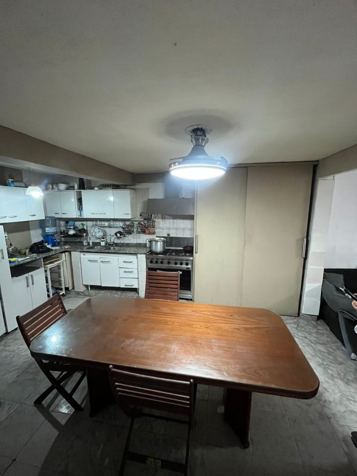 CASA EN ZONA SUR SOBRE CALLE MATHEU AL 600 CON PILETA Y FONDO AMPLIO