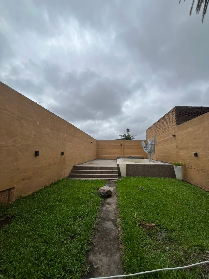 CASA EN ZONA SUR SOBRE CALLE MATHEU AL 600 CON PILETA Y FONDO AMPLIO