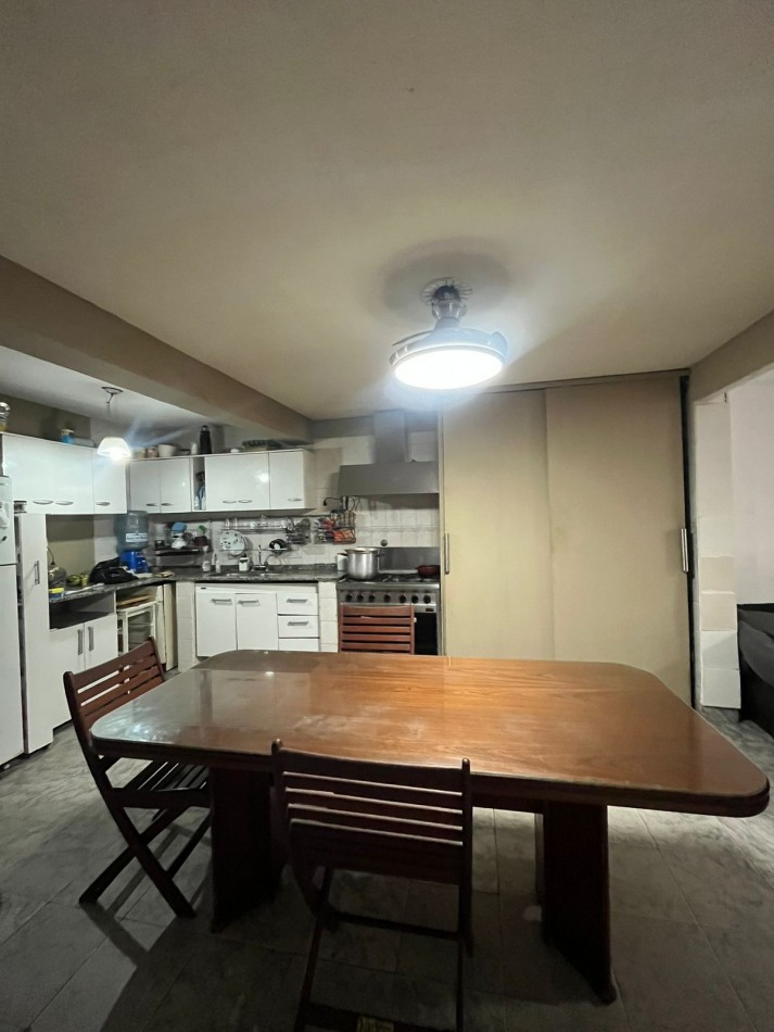 CASA EN ZONA SUR SOBRE CALLE MATHEU AL 600 CON PILETA Y FONDO AMPLIO