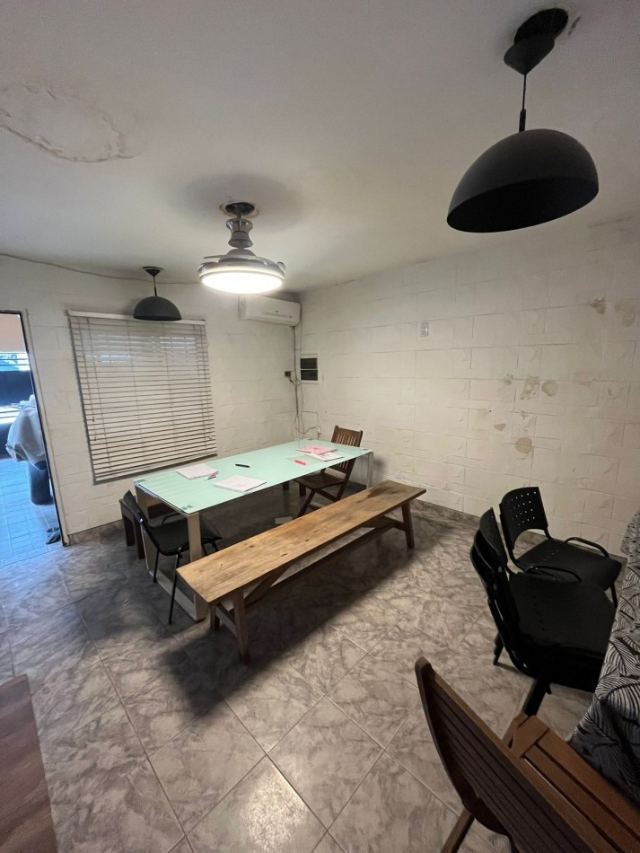 CASA EN ZONA SUR SOBRE CALLE MATHEU AL 600 CON PILETA Y FONDO AMPLIO
