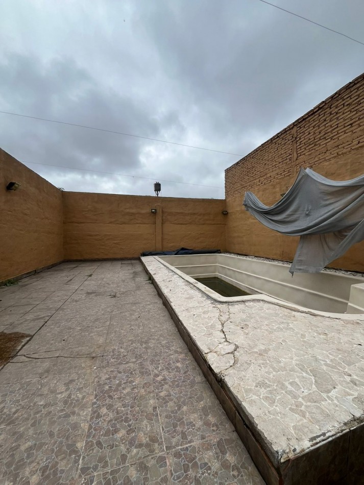 CASA EN ZONA SUR SOBRE CALLE MATHEU AL 600 CON PILETA Y FONDO AMPLIO