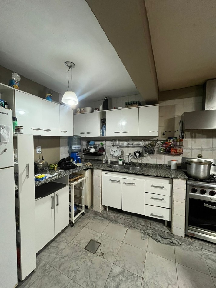 CASA EN ZONA SUR SOBRE CALLE MATHEU AL 600 CON PILETA Y FONDO AMPLIO