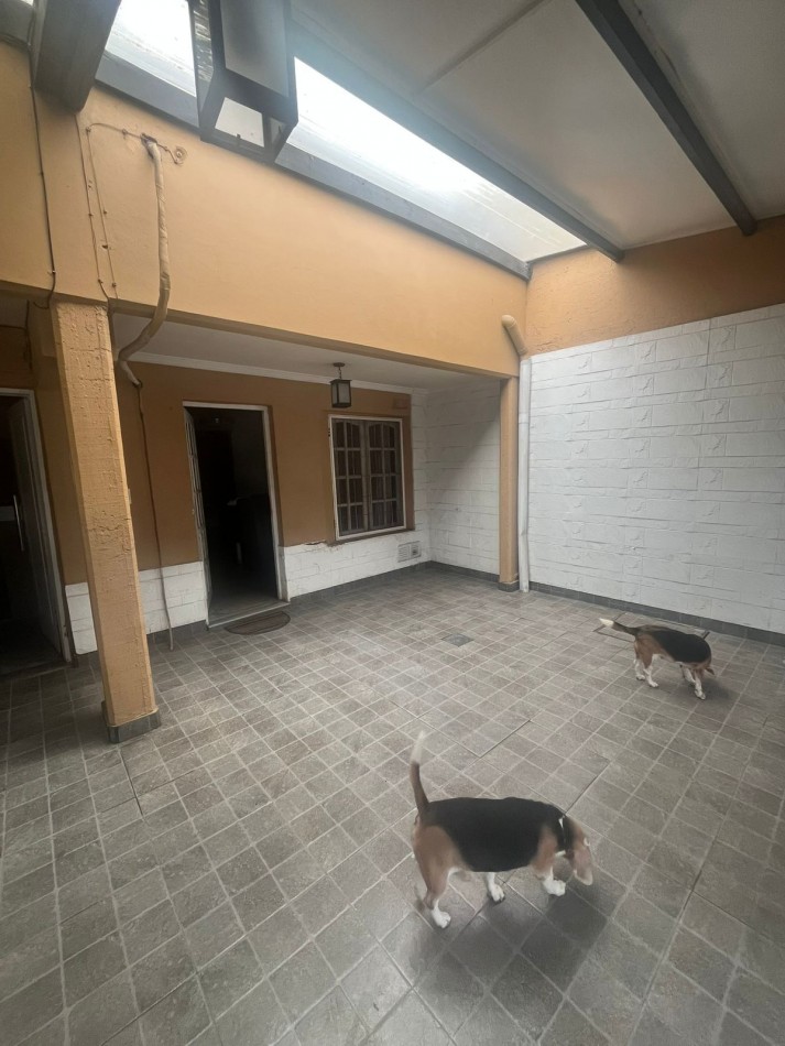 CASA EN ZONA SUR SOBRE CALLE MATHEU AL 600 CON PILETA Y FONDO AMPLIO