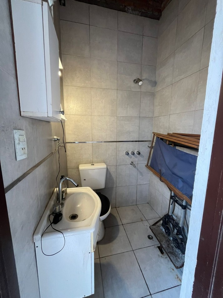 CASA EN ZONA SUR SOBRE CALLE MATHEU AL 600 CON PILETA Y FONDO AMPLIO