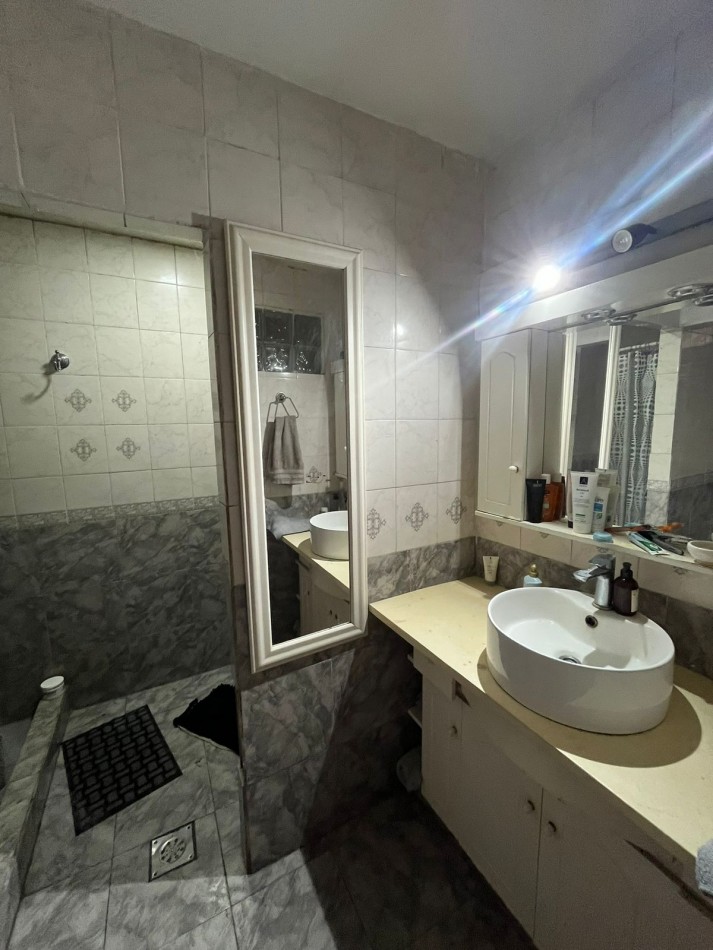 CASA EN ZONA SUR SOBRE CALLE MATHEU AL 600 CON PILETA Y FONDO AMPLIO