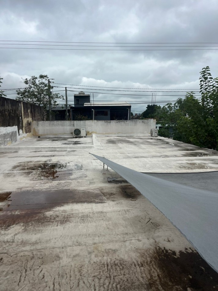 CASA EN ZONA SUR SOBRE CALLE MATHEU AL 600 CON PILETA Y FONDO AMPLIO