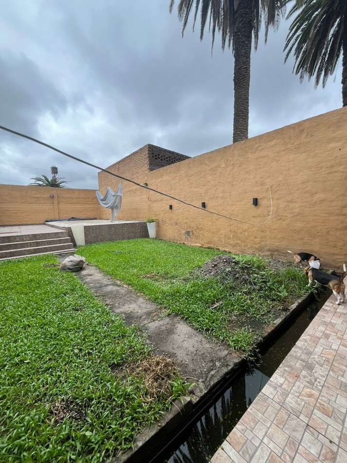 CASA EN ZONA SUR SOBRE CALLE MATHEU AL 600 CON PILETA Y FONDO AMPLIO