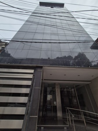 Hermosa oficina frente a Tribunales en Lamadrid al 400
