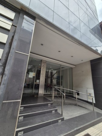 Hermosa oficina frente a Tribunales en Lamadrid al 400