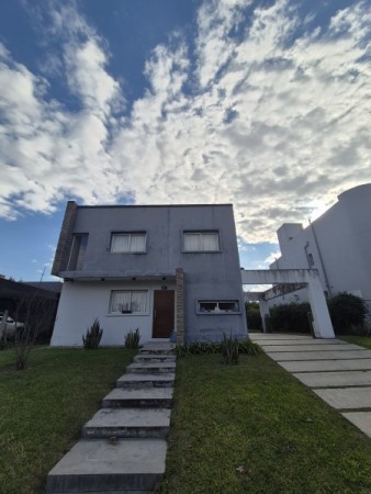 Casa apta credito en Barrio Cerrado Pinar 1 en Tafi Viejo