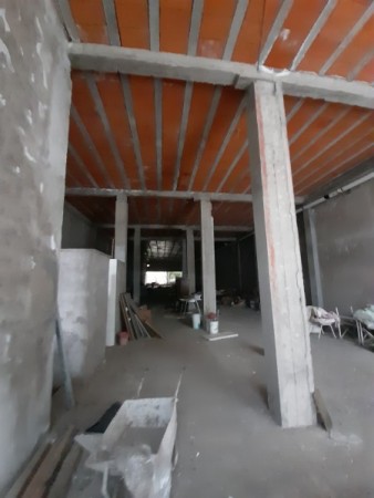 Local comercial tres plantas en Avenida Mitre 755