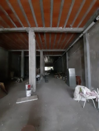Local comercial tres plantas en Avenida Mitre 755