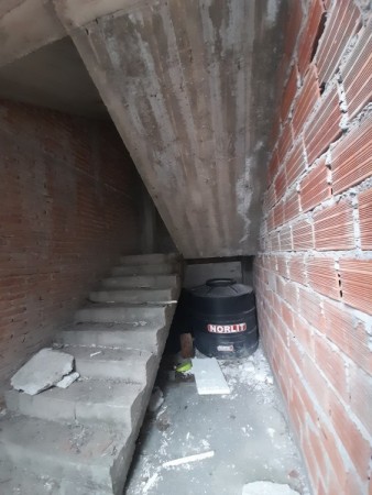 Local comercial tres plantas en Avenida Mitre 755