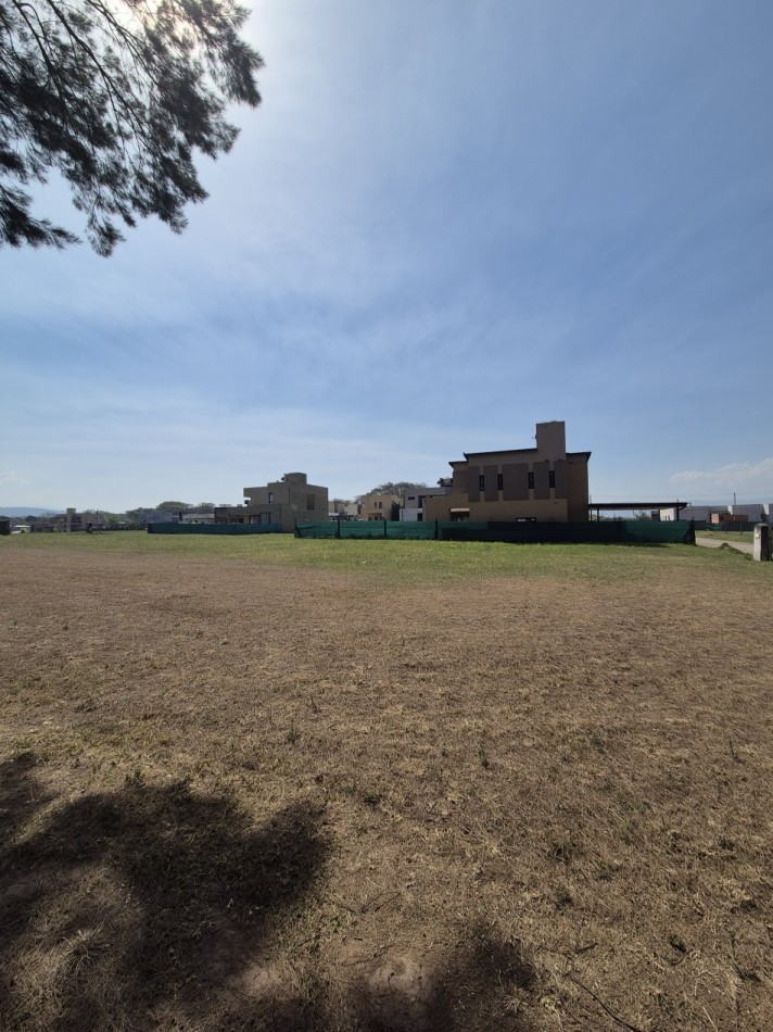 HERMOSO LOTE EN COUNTRY PRADERAS DEL NOGAL EN LOS NOGALES
