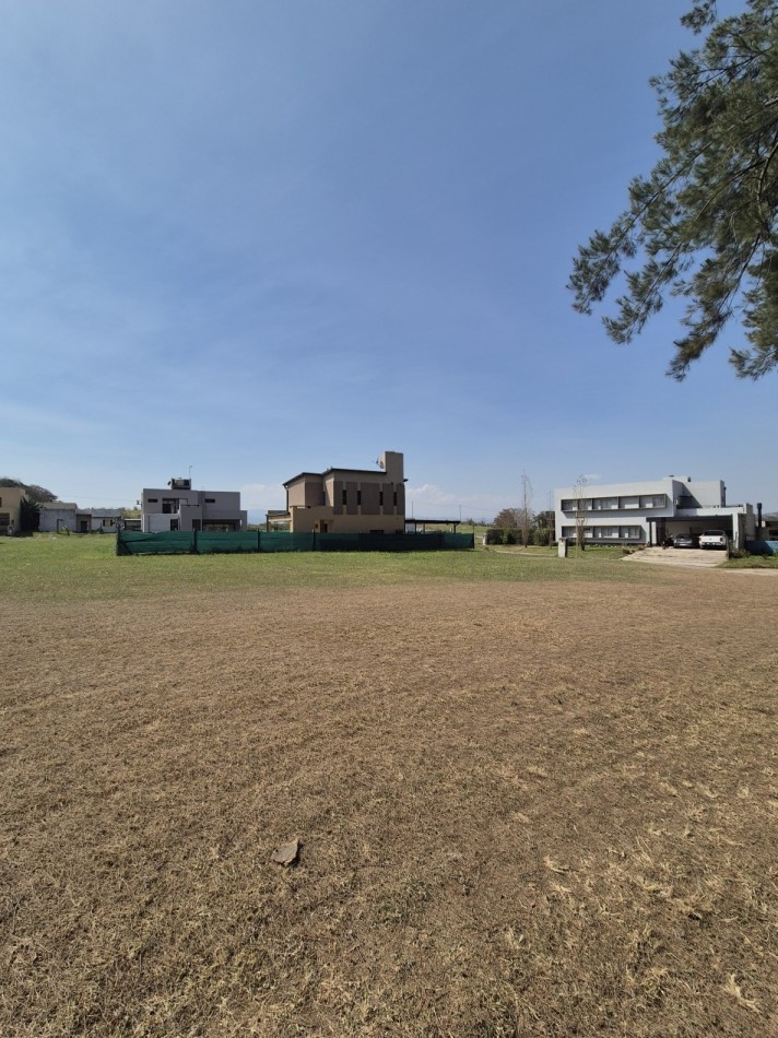 HERMOSO LOTE EN COUNTRY PRADERAS DEL NOGAL EN LOS NOGALES