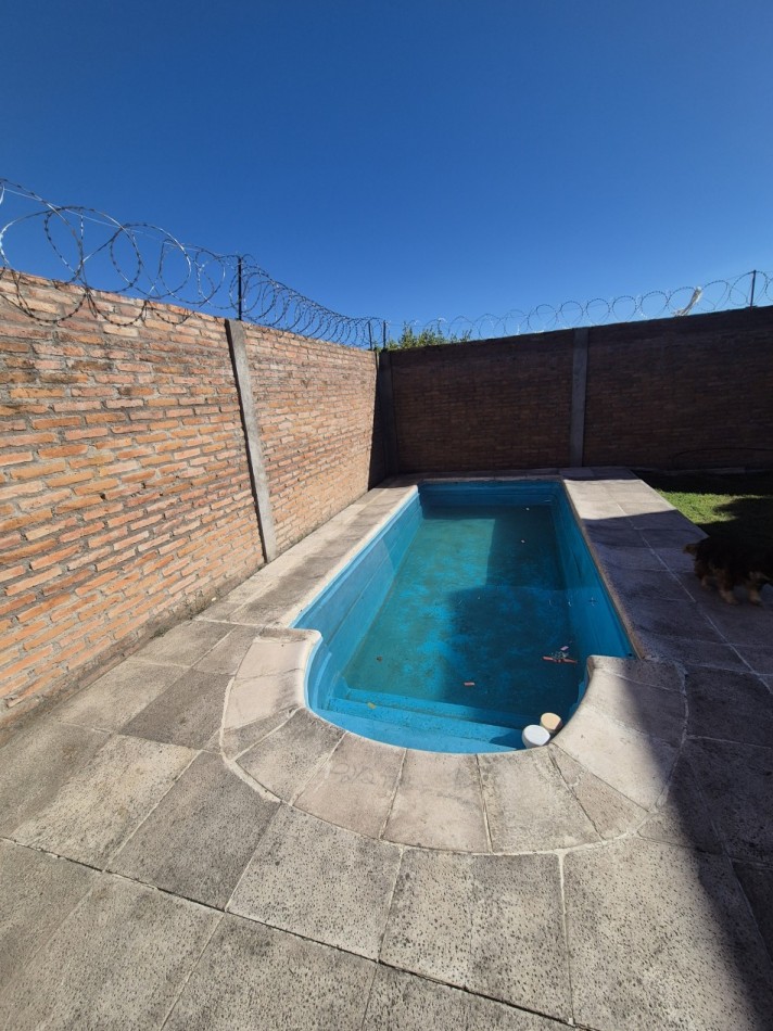 CASA APTA CREDITO EN BARRIO ATSA CINCO DORMITORIOS Y PILETA ALTURA AVENIDA EJERCITO DEL NORTE AL 1700