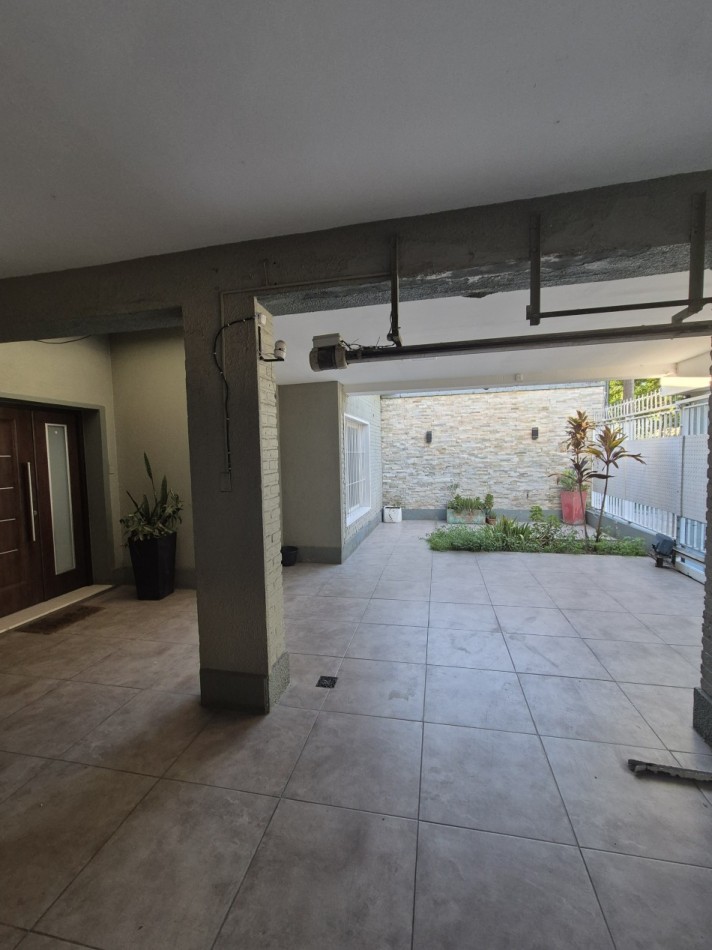 CASA DE 4 DORMITORIOS CON PILETA EN CRISOSTOMO 2700 APTA CREDITO
