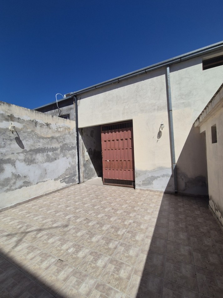 CASA DE TRES DORMITORIOS CON DEPOSITO EN BARRIO VIAMONTE PASAJE MONSERRAT AL 3100