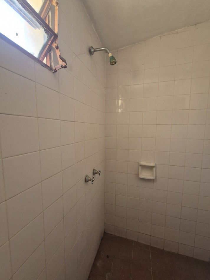 CASA DE TRES DORMITORIOS CON DEPOSITO EN BARRIO VIAMONTE PASAJE MONSERRAT AL 3100