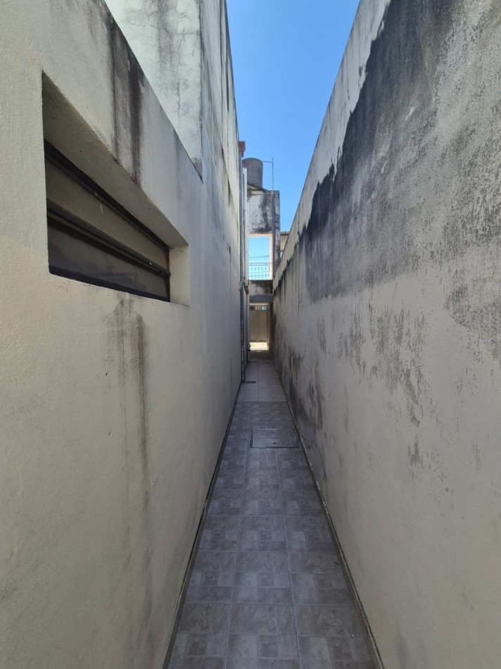 CASA DE TRES DORMITORIOS CON DEPOSITO EN BARRIO VIAMONTE PASAJE MONSERRAT AL 3100