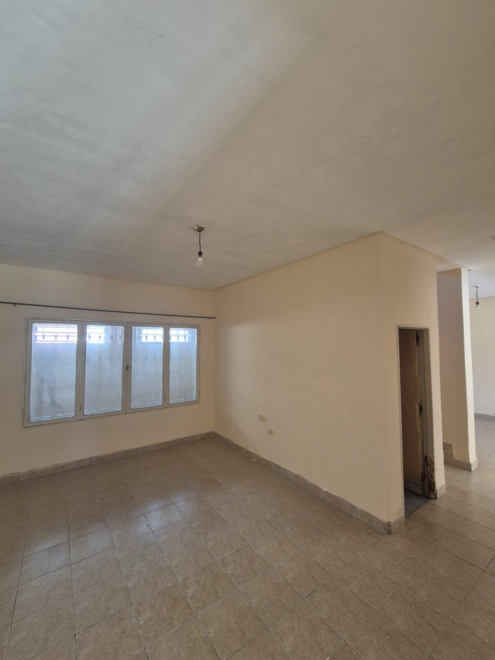 CASA DE TRES DORMITORIOS CON DEPOSITO EN BARRIO VIAMONTE PASAJE MONSERRAT AL 3100