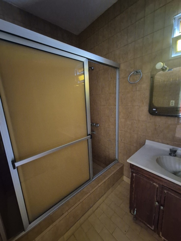 CASA DE TRES DORMITORIOS CON DEPOSITO EN BARRIO VIAMONTE PASAJE MONSERRAT AL 3100