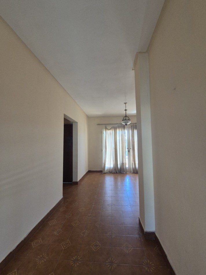 CASA DE TRES DORMITORIOS CON DEPOSITO EN BARRIO VIAMONTE PASAJE MONSERRAT AL 3100