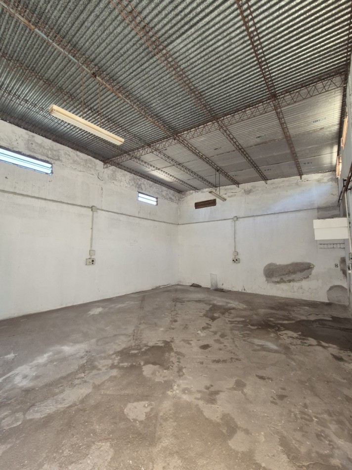 CASA DE TRES DORMITORIOS CON DEPOSITO EN BARRIO VIAMONTE PASAJE MONSERRAT AL 3100