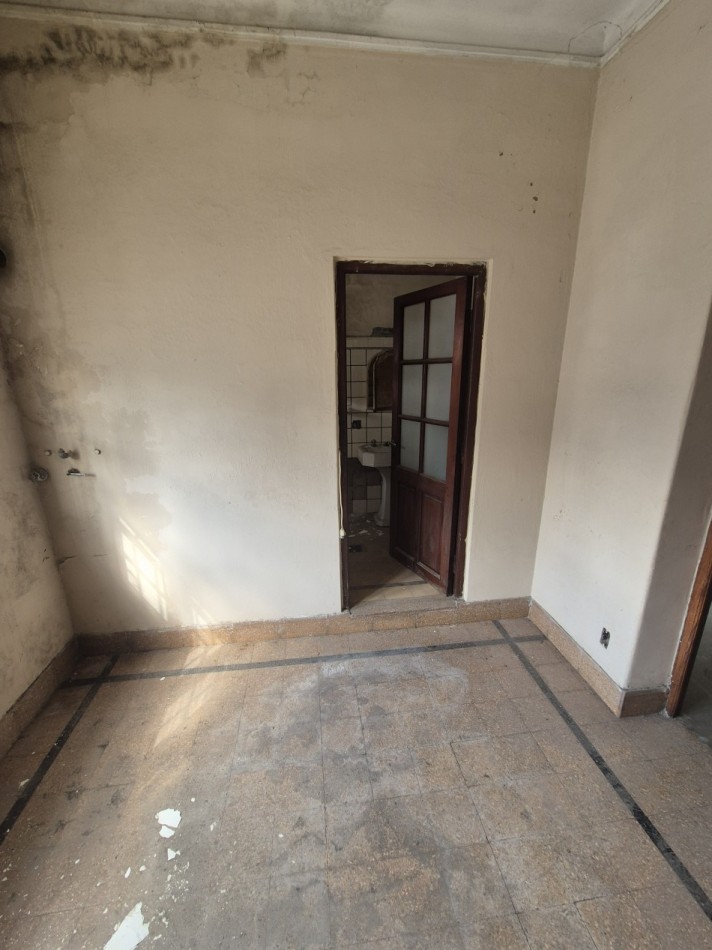 CASA PARA VIVIENDA O COMERCIAL A REMODELAR EN GENERAL PAZ 1400 ENTRE AVENIDA ALEM Y MIGUEL LILLO APTA CREDITO
