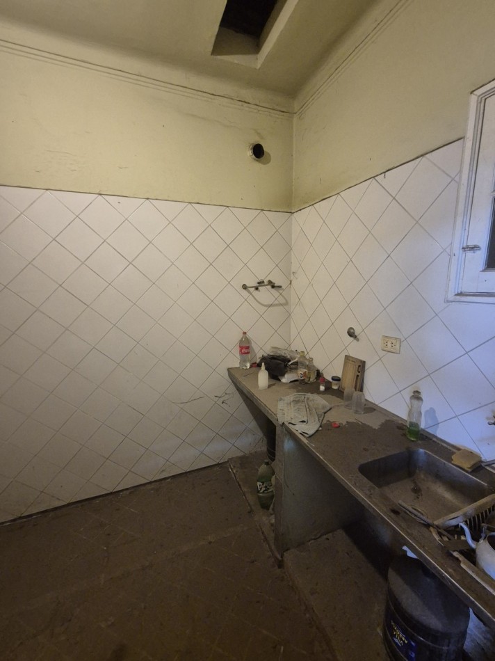 CASA PARA VIVIENDA O COMERCIAL A REMODELAR EN GENERAL PAZ 1400 ENTRE AVENIDA ALEM Y MIGUEL LILLO APTA CREDITO