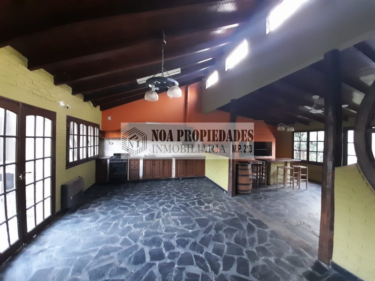 CASA EN YERBA BUENA CON PILETA DE 4D EN CALLE PERU AL 1400