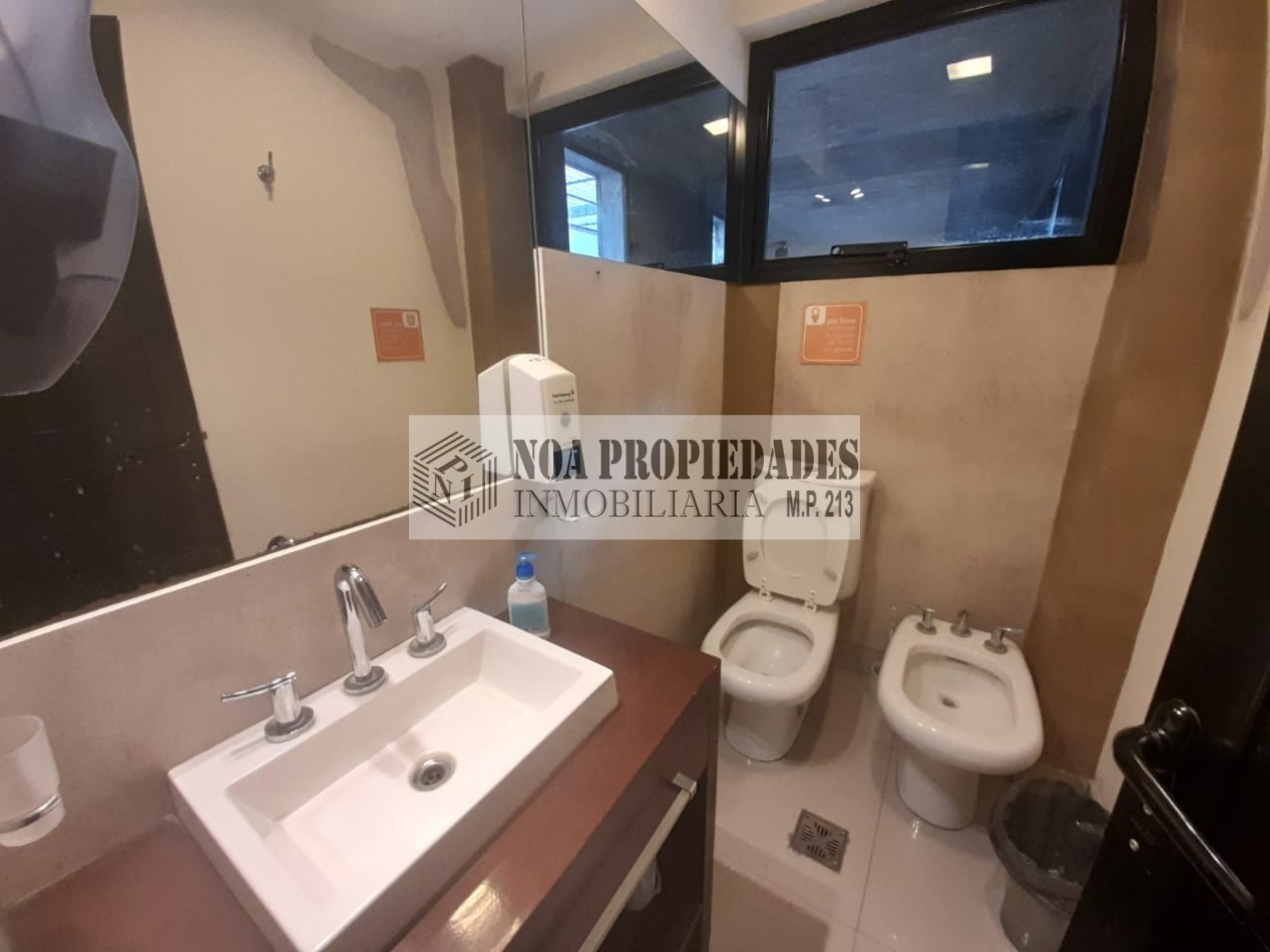 DEPOSITO CON OFICINAS PREMIUM EN LAVALLE 2561 CON RACKS Y ENTRADA PARA CAMION 