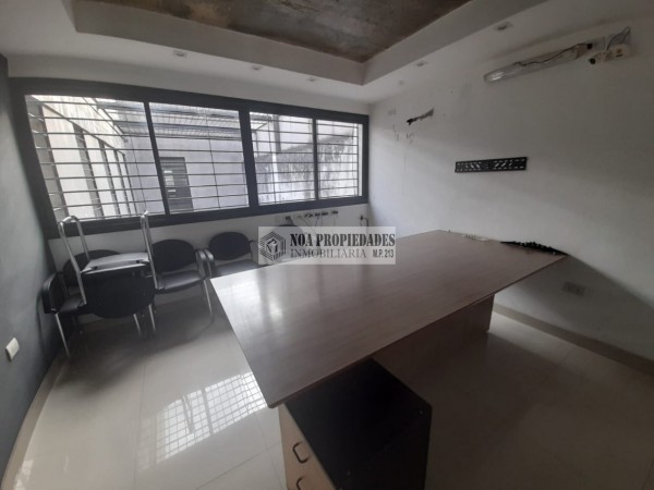 DEPOSITO EN LAVALLE AL 2500 CON RACKS Y OFICINAS APTO CAMION GRANDE