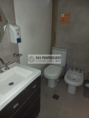 DEPOSITO EN LAVALLE AL 2500 CON RACKS Y OFICINAS APTO CAMION GRANDE