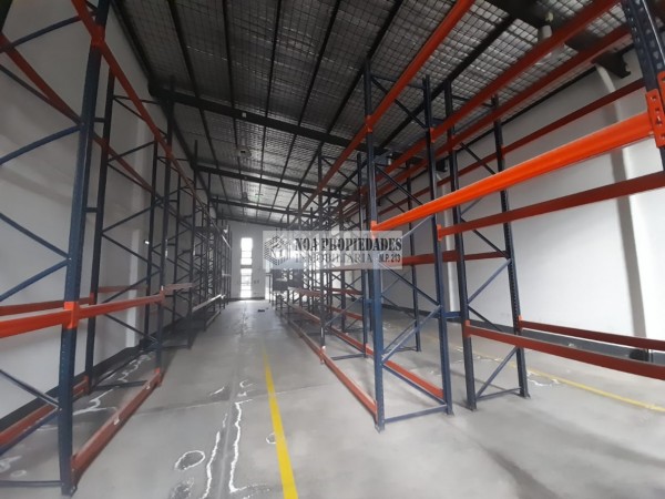 DEPOSITO EN LAVALLE AL 2500 CON RACKS Y OFICINAS APTO CAMION GRANDE