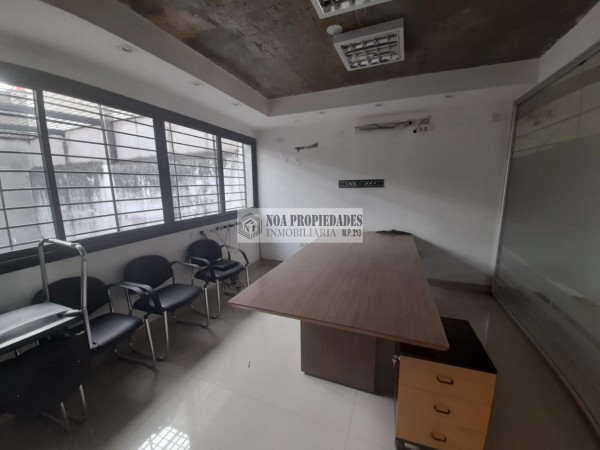 DEPOSITO EN LAVALLE AL 2500 CON RACKS Y OFICINAS APTO CAMION GRANDE
