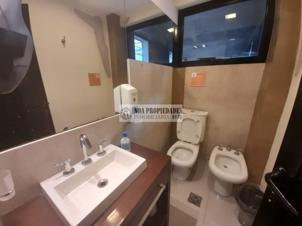 DEPOSITO EN LAVALLE AL 2500 CON RACKS Y OFICINAS APTO CAMION GRANDE