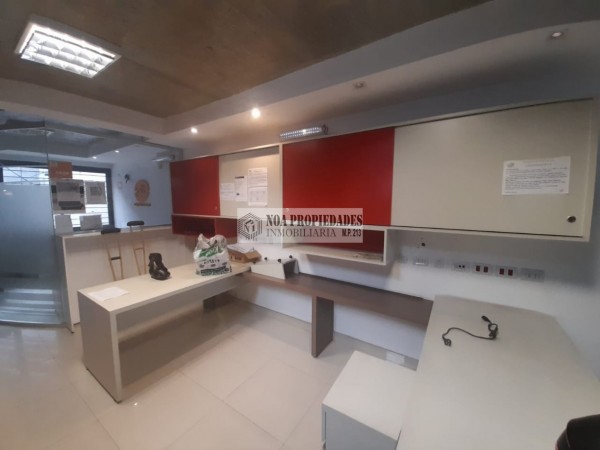 DEPOSITO EN LAVALLE AL 2500 CON RACKS Y OFICINAS APTO CAMION GRANDE