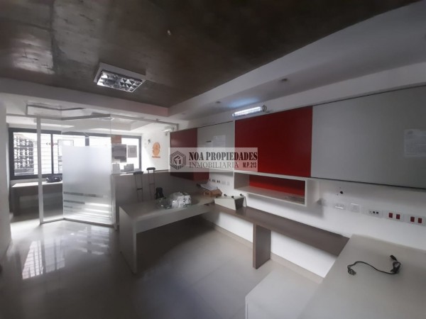 DEPOSITO EN LAVALLE AL 2500 CON RACKS Y OFICINAS APTO CAMION GRANDE