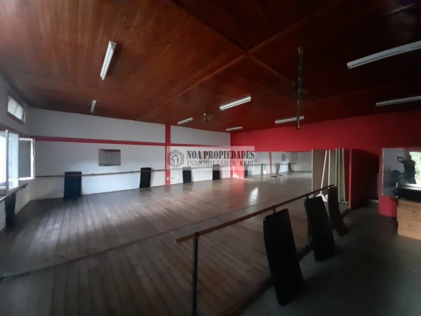 CASA EN 25 DE MAYO al 2100 DE 4 DORMITORIOS VIVIENDA O COMERCIAL