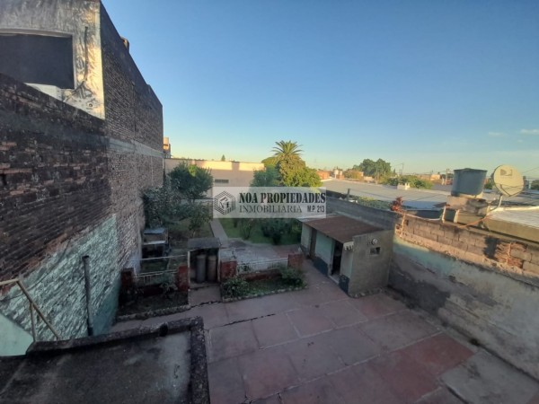 CASA EN 25 DE MAYO al 2100 DE 4 DORMITORIOS VIVIENDA O COMERCIAL