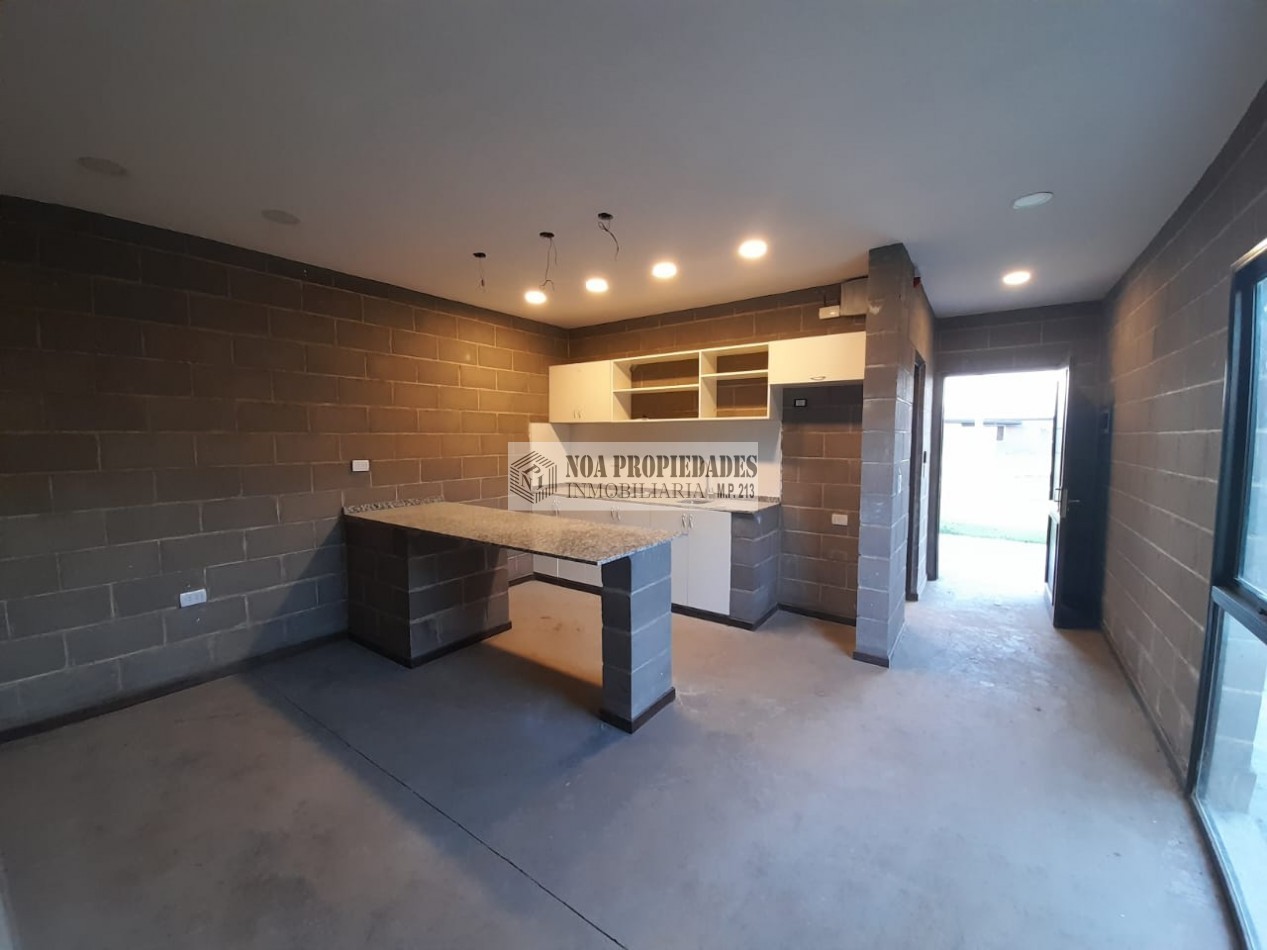 CASA EN UNA PLANTA DE UN DORMITORIO TIPO LOFT CON GALERIA Y ASADOR EN LOTEO PUNTO CARMELA EN VILLA CARMELA