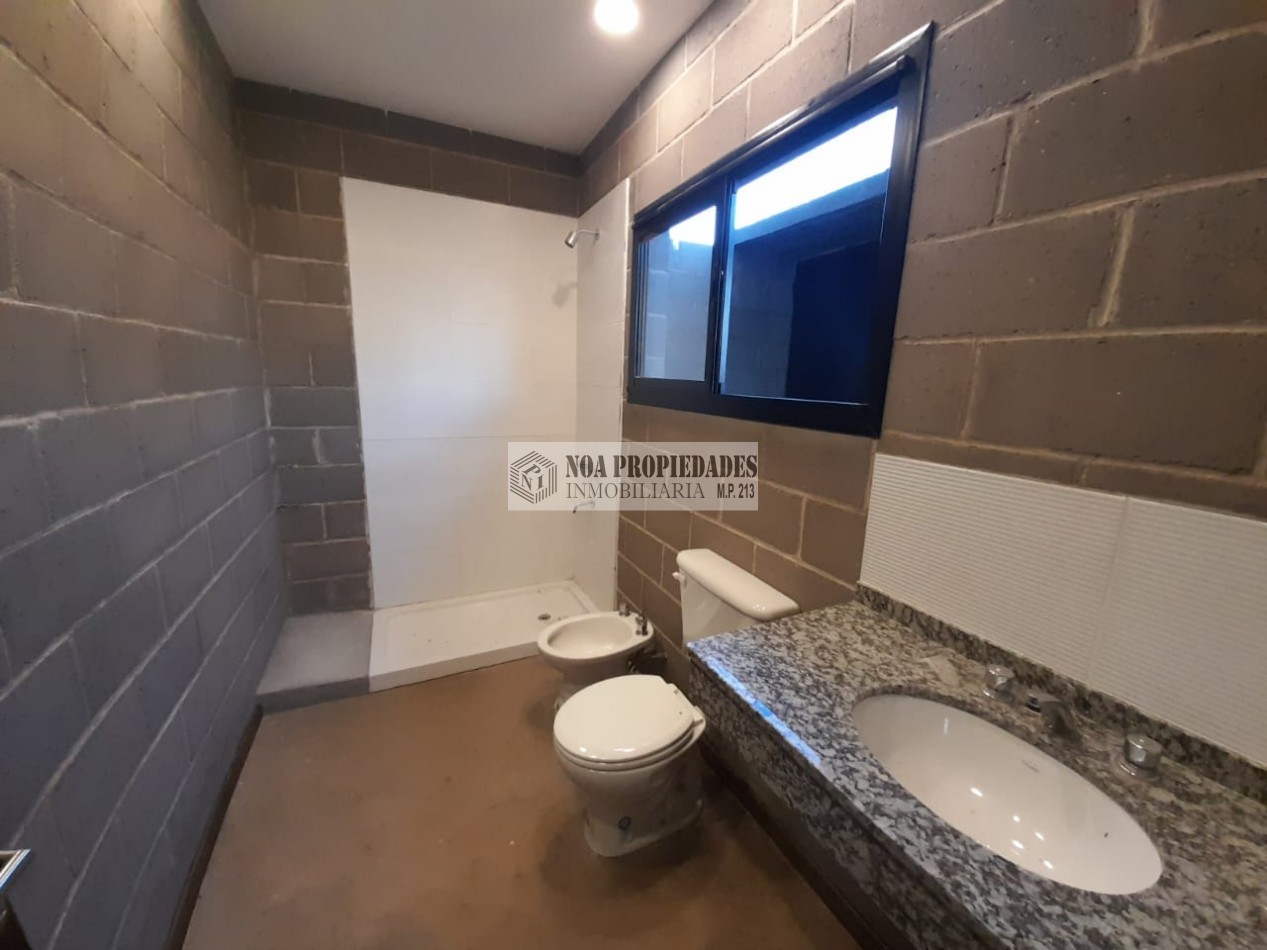 CASA EN UNA PLANTA DE UN DORMITORIO TIPO LOFT CON GALERIA Y ASADOR EN LOTEO PUNTO CARMELA EN VILLA CARMELA