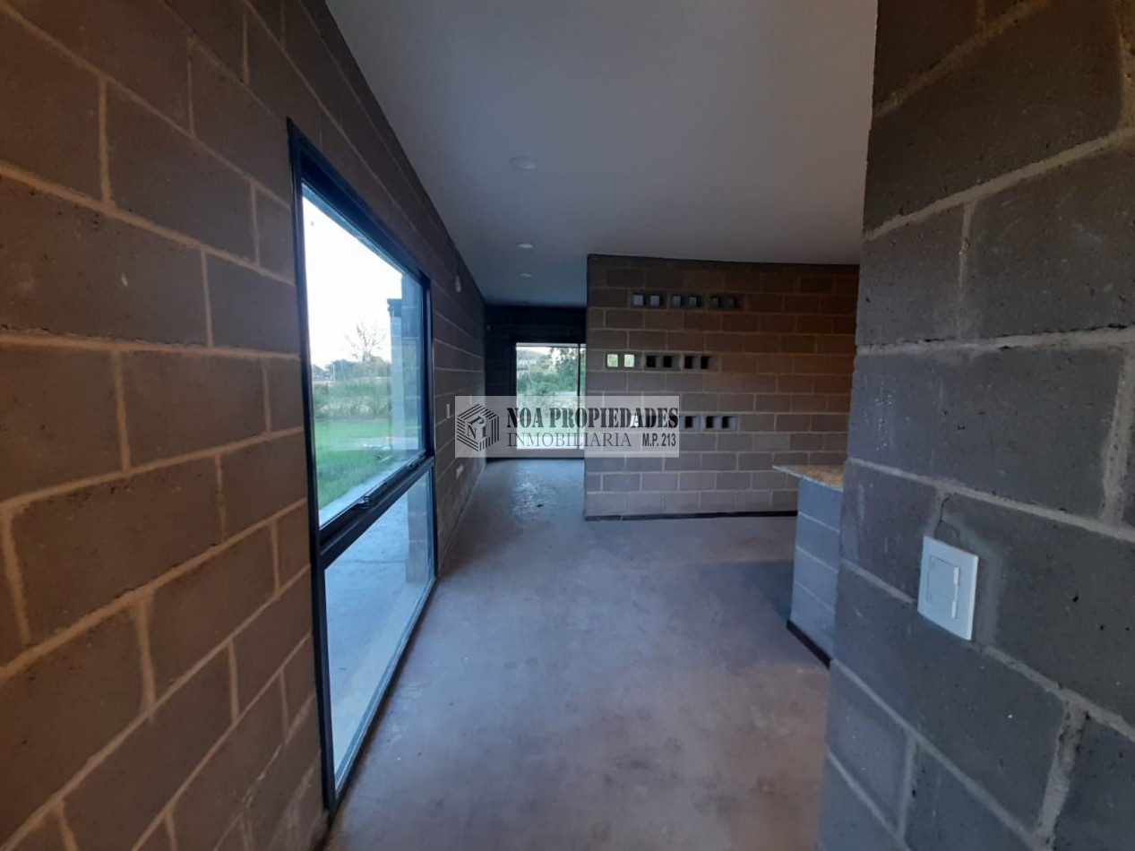 CASA EN UNA PLANTA DE UN DORMITORIO TIPO LOFT CON GALERIA Y ASADOR EN LOTEO PUNTO CARMELA EN VILLA CARMELA
