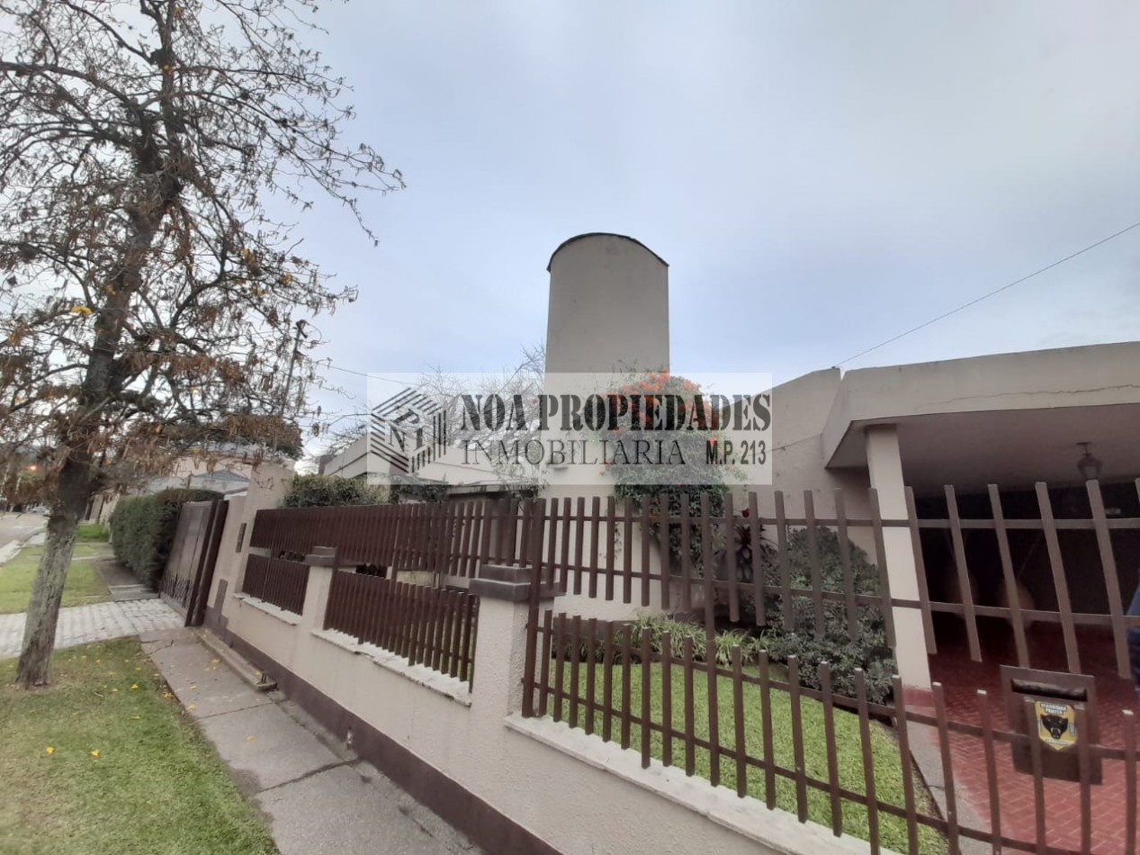 CASA EN YERBA BUENA CALLE PARAGUAY 735 CON PARQUE Y PILETA