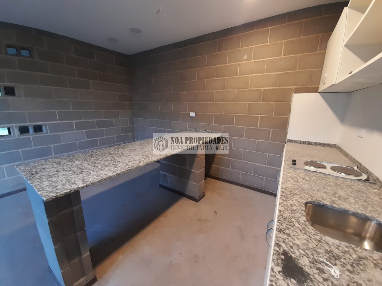 CASA EN UNA PLANTA DE UN DORMITORIO TIPO LOFT CON GALERIA Y ASADOR EN LOTEO PUNTO CARMELA EN VILLA CARMELA