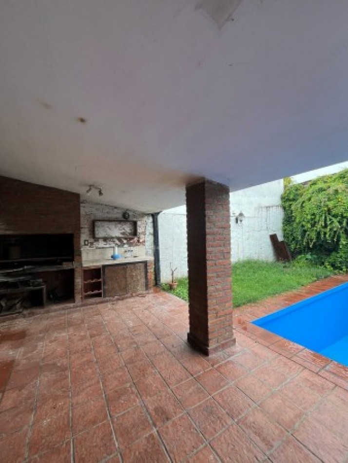 Casa de 4 dormitorios zona Parque Guillermina en Pasaje Gianelli 3.900