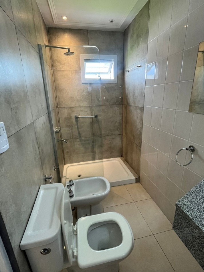 DUPLEX DE TRES DORMITORIOS CON DOS COCHERAS EN COMPLEJO CERRADO SIN EXPENSAS EN YERBA BUENA APTO CREDITO